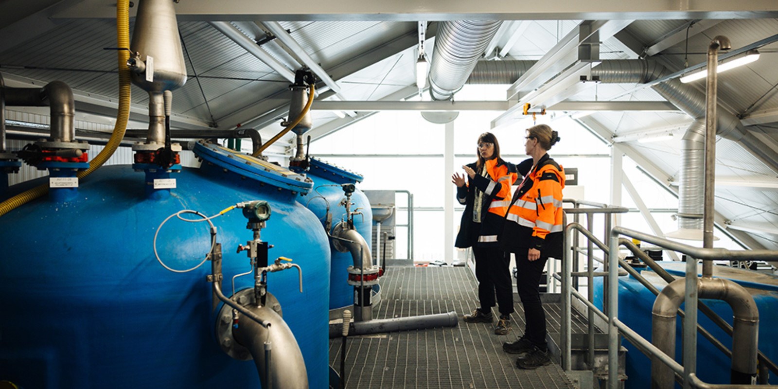 På Renovas deponianläggningar Tagene och Fläskebo utanför Göteborg renas lakvattnet från PFAS och andra organiska föroreningar med aktivt kol. Här inspekterar Lisa Bindgård, miljö- och utredningschef (t v), och Viktoria Edvardsson reningen på Tagene.
