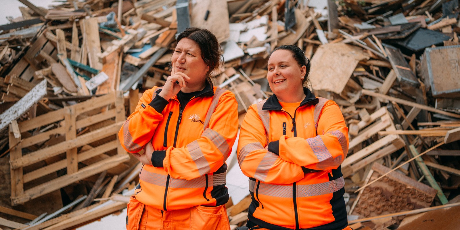Chaufför som står och tittar bort mot någonting