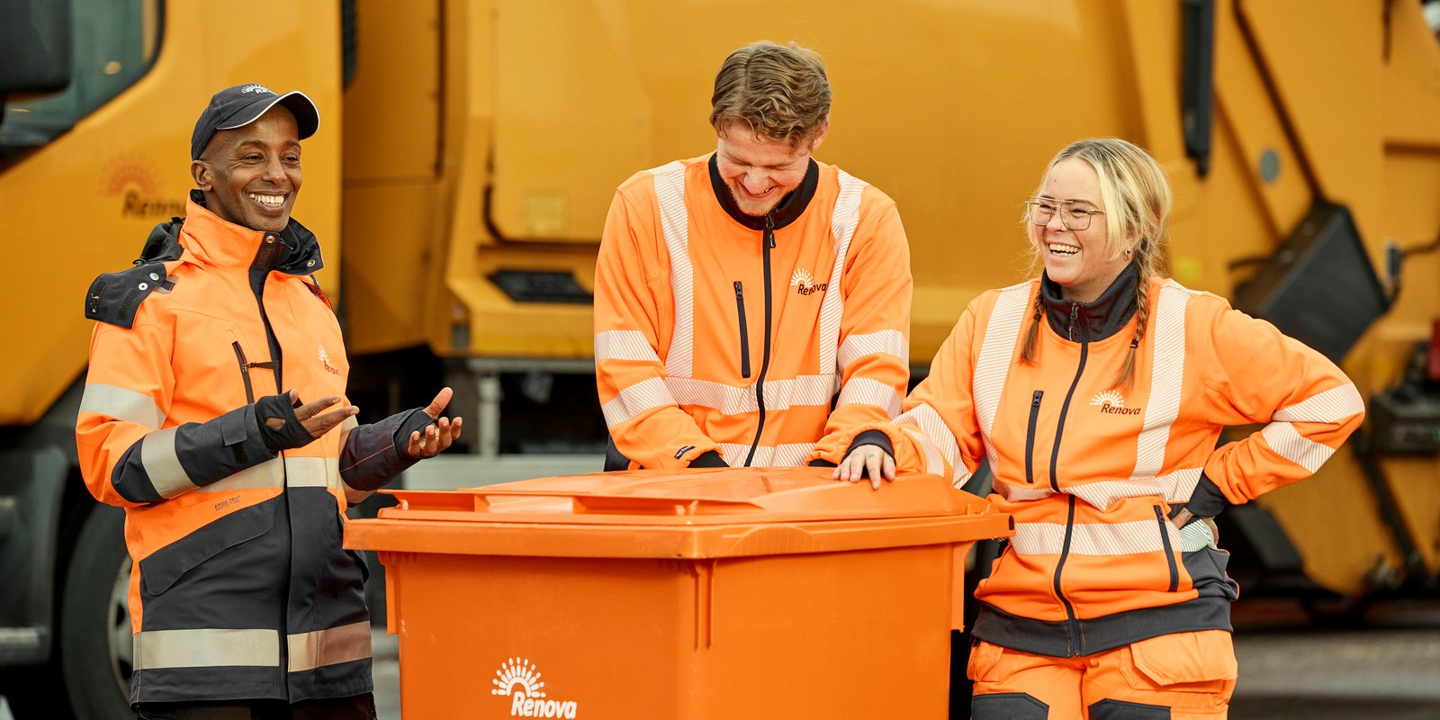 Medarbetare står och lutar sig på kärl framför bil 