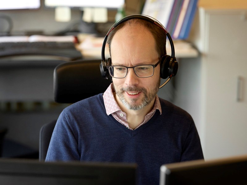 Medarbetare sitter och svara på telefon