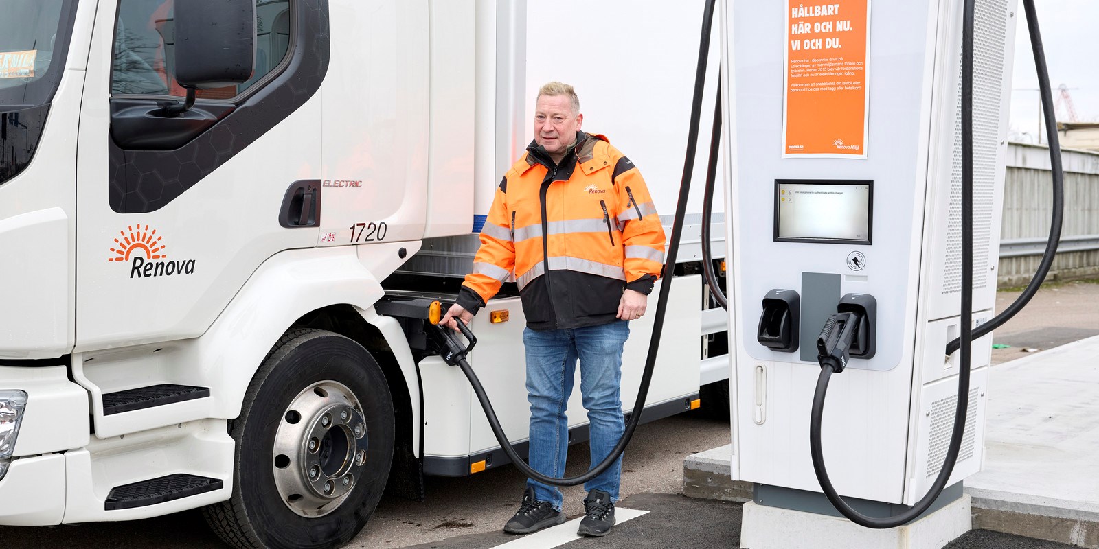 Medarbetare står och laddar fordon