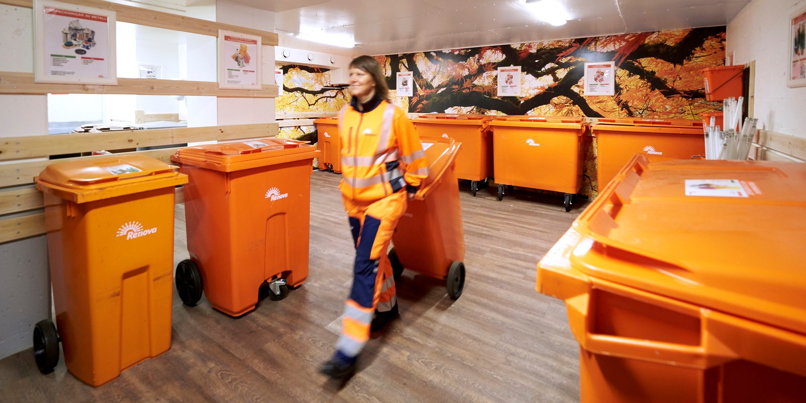 Person drar kärl i miljörum