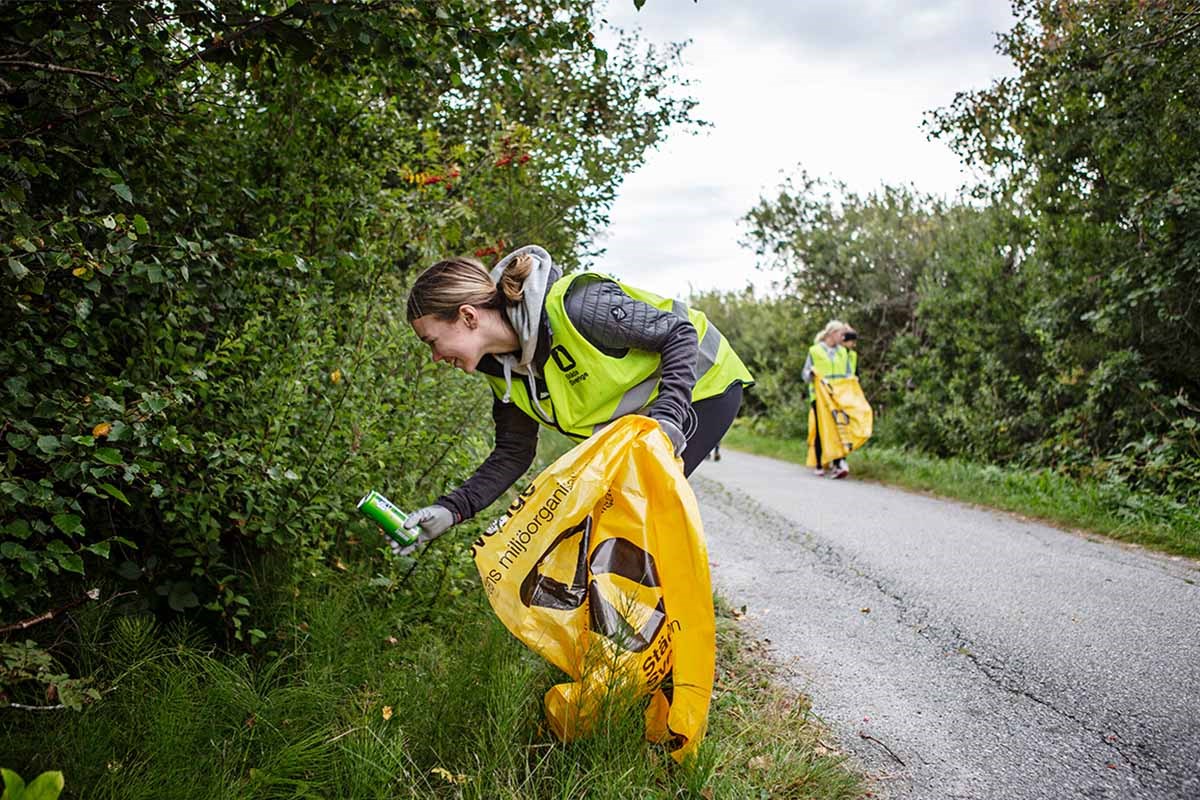 Bild på ungdom som städar längs vägkant