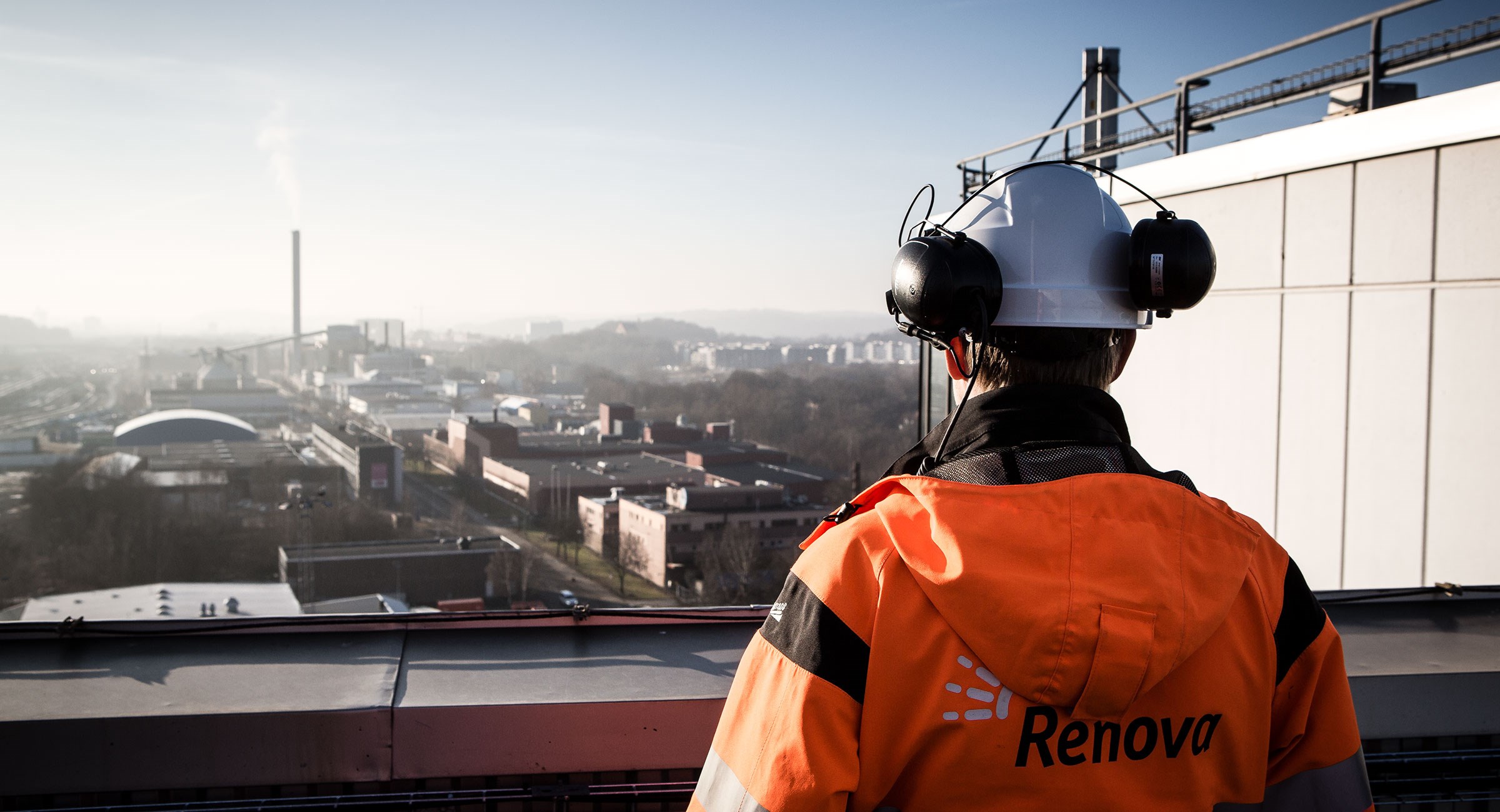 Renovaanställd tittar ut över Göteborg uppe på avfallskraftvärmeverket