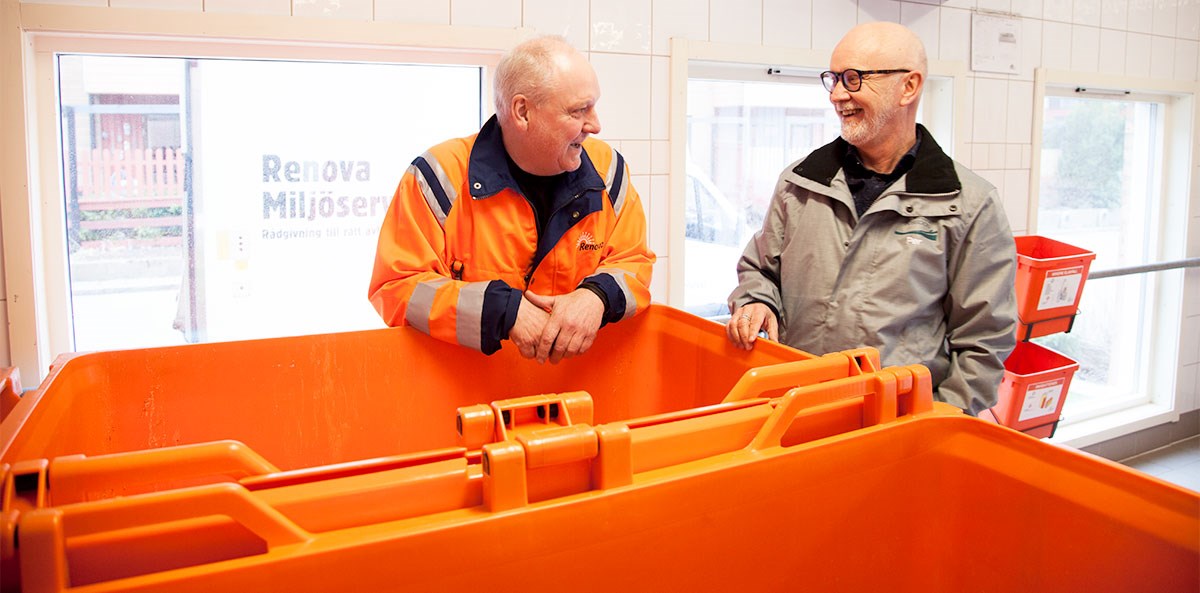 Person från Renova Miljö och från Poseidon pratar i miljörum