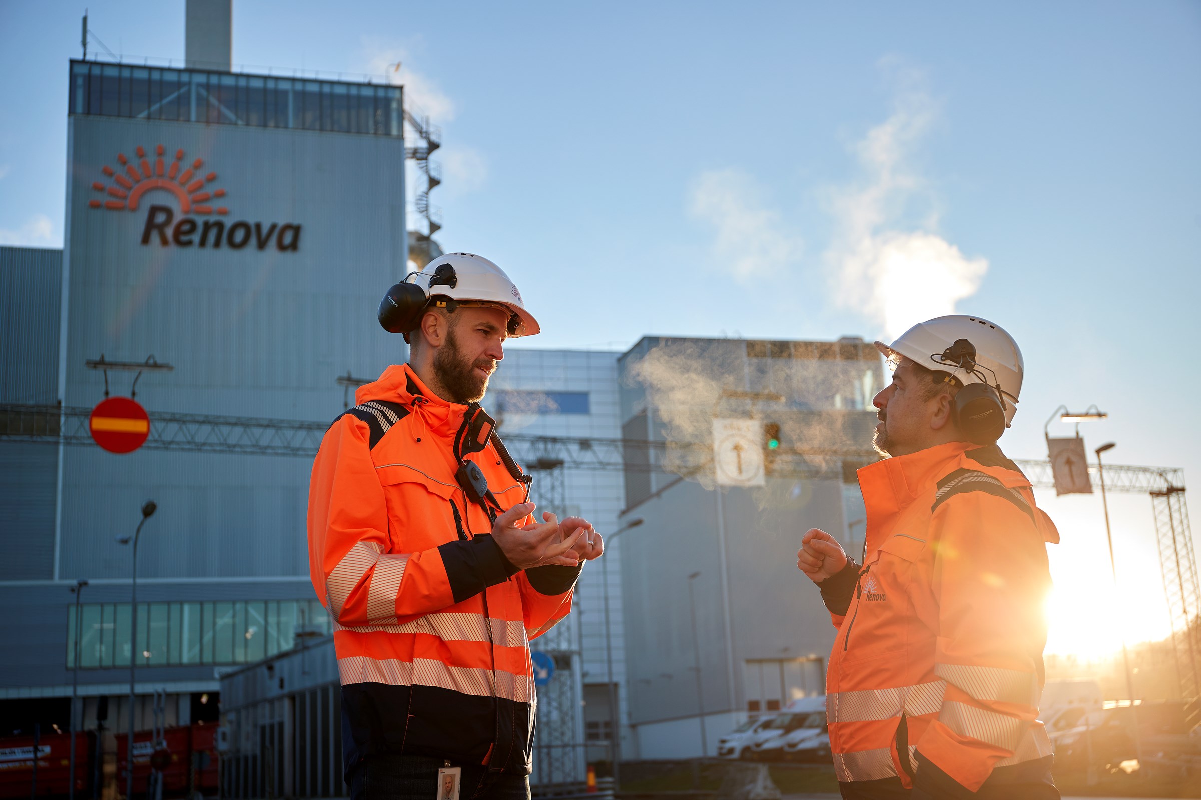 Två personer framför Sävenäs avfallskraftvärmeverk