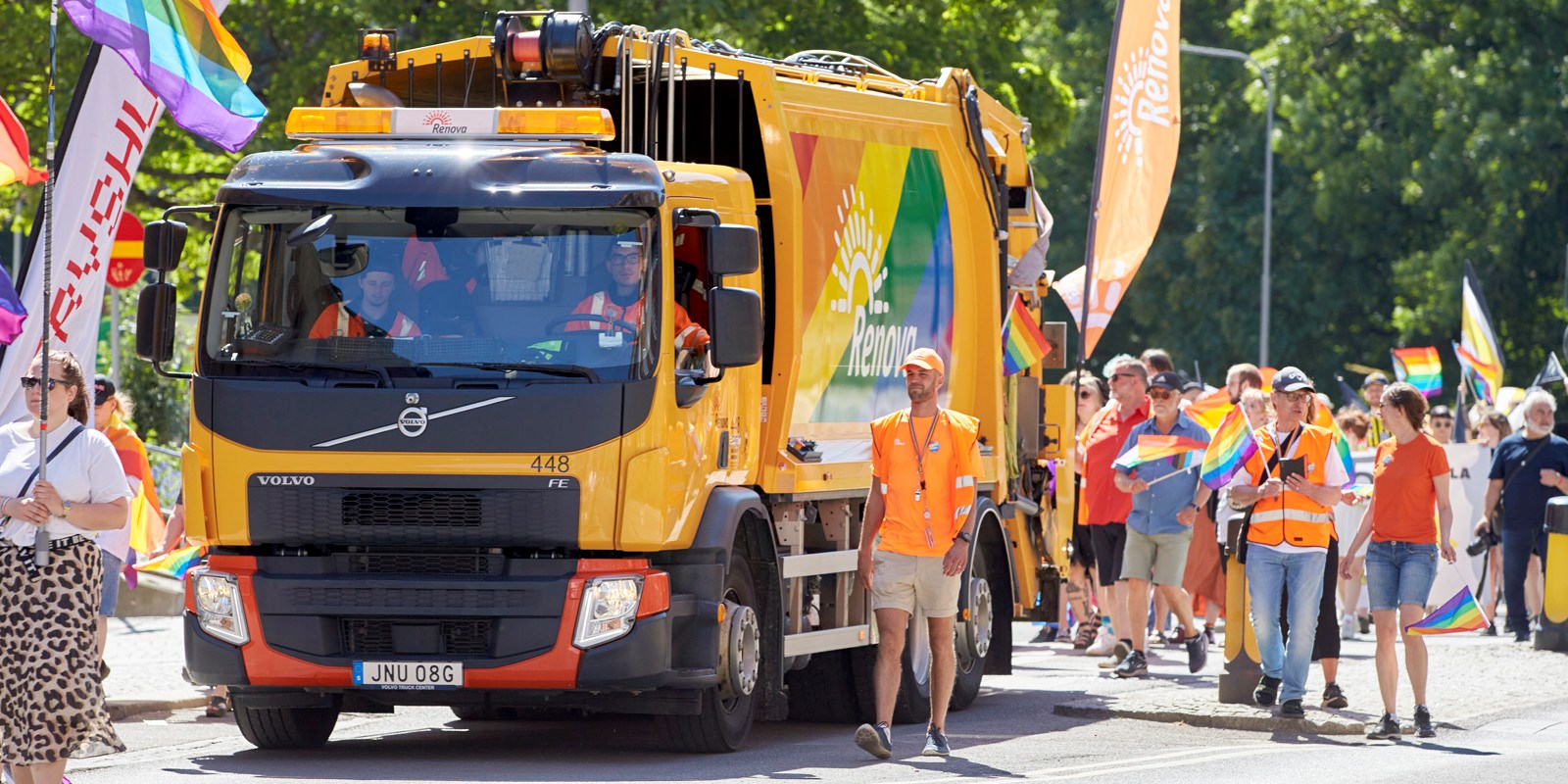 Rengbågsfärgad sopbil i West Pride paraden